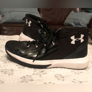 Under Armour      Black & White     Size 7Y
